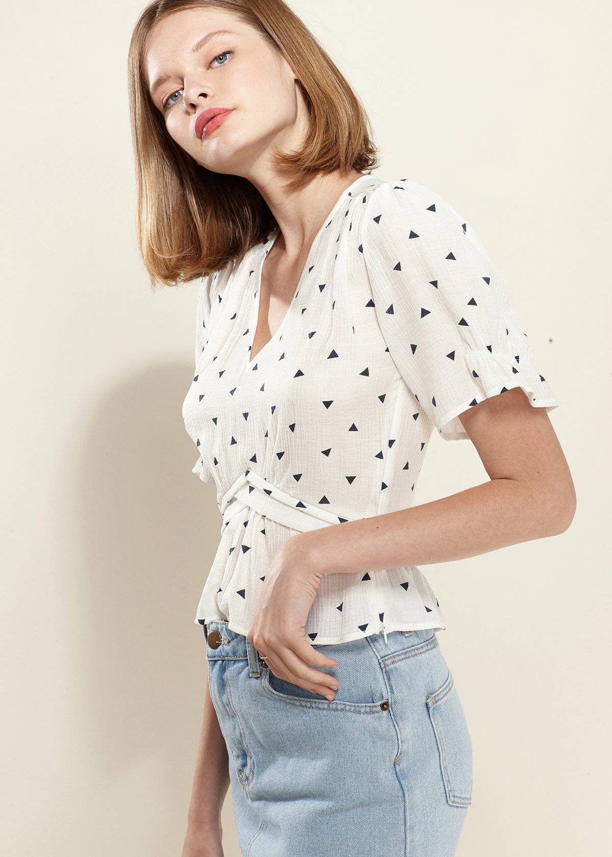 Triangle Print Puff Sleeve Blouse in White triangle